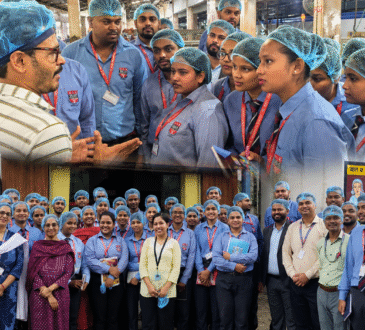 पार्ले-जी फैक्ट्री के औद्योगिक भ्रमण के दौरान उत्पादन प्रक्रिया को समझते आरकेडीएफ यूनिवर्सिटी, रांची के विद्यार्थी और शिक्षक।
