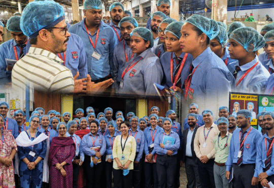 पार्ले-जी फैक्ट्री के औद्योगिक भ्रमण के दौरान उत्पादन प्रक्रिया को समझते आरकेडीएफ यूनिवर्सिटी, रांची के विद्यार्थी और शिक्षक।