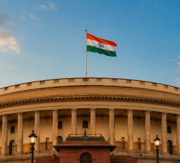 संसद भवन के ऊपर फहराता भारत का राष्ट्रीय ध्वज तिरंगा।