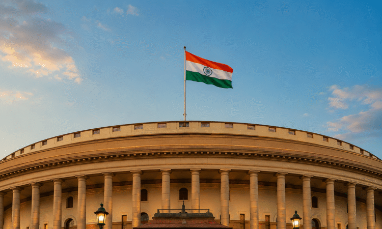 संसद भवन के ऊपर फहराता भारत का राष्ट्रीय ध्वज तिरंगा।