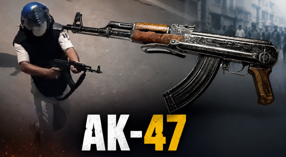 प्रदर्शन के दौरान सुरक्षा बल के जवान के हाथ में AK-47 राइफल का सांकेतिक दृश्य