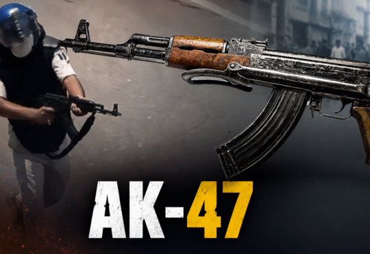 प्रदर्शन के दौरान सुरक्षा बल के जवान के हाथ में AK-47 राइफल का सांकेतिक दृश्य