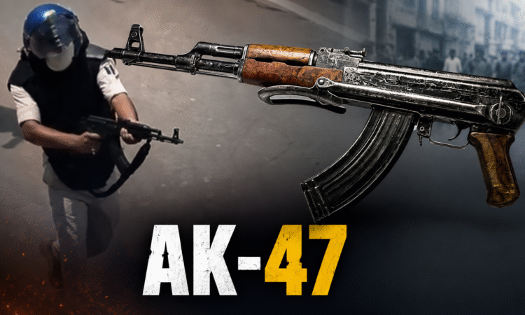 प्रदर्शन के दौरान सुरक्षा बल के जवान के हाथ में AK-47 राइफल का सांकेतिक दृश्य