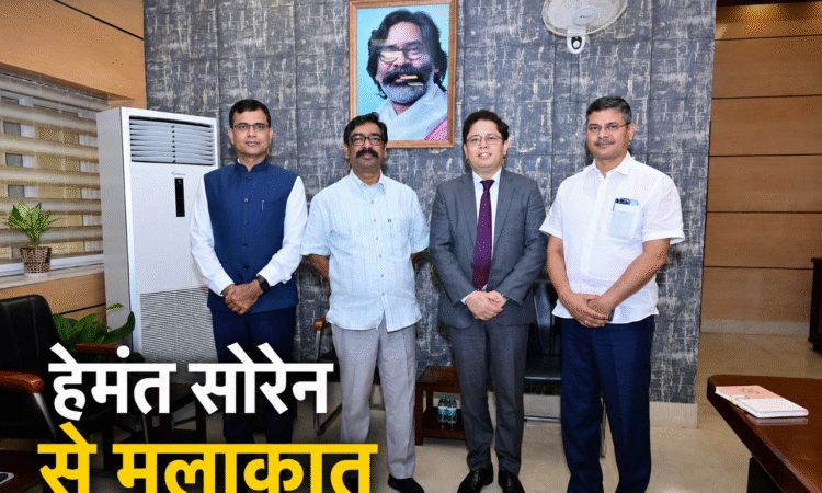 झारखंड मंत्रालय में मुख्यमंत्री हेमंत सोरेन भारतीय विदेश सेवा (IFS) के अधिकारियों मोहम्मद शाहिद आलम और सुशील प्रसाद के साथ शिष्टाचार मुलाकात के दौरान समूह फोटो।