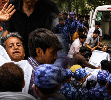 जंतर-मंतर से अनशन पर बैठे सोनम वांगचुक को अस्पताल ले जाती दिल्ली पुलिस