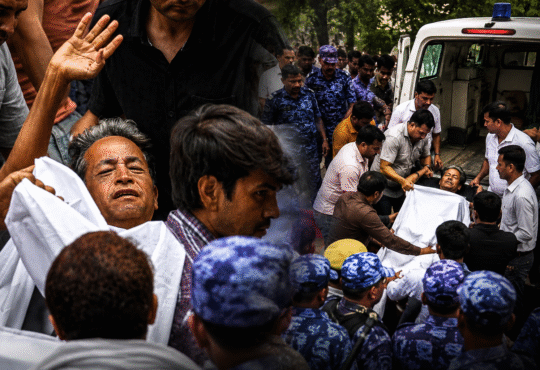 जंतर-मंतर से अनशन पर बैठे सोनम वांगचुक को अस्पताल ले जाती दिल्ली पुलिस