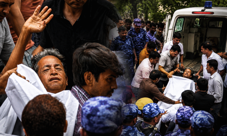 जंतर-मंतर से अनशन पर बैठे सोनम वांगचुक को अस्पताल ले जाती दिल्ली पुलिस