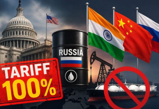 अमेरिकी राष्ट्रपति डोनाल्ड ट्रंप, अमेरिकी संसद (US Capitol), रूस का तेल बैरल, भारत और चीन के झंडे तथा 100% टैरिफ का बड़ा ग्राफिक, जो रूस पर अमेरिकी प्रतिबंध बिल और भारतीय तेल आयात पर संभावित प्रभाव को दर्शाता है।