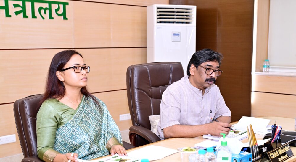 मुख्यमंत्री हेमन्त सोरेन कृषि, पशुपालन एवं सहकारिता विभाग की समीक्षा बैठक में अधिकारियों के साथ।