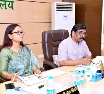 मुख्यमंत्री हेमन्त सोरेन कृषि, पशुपालन एवं सहकारिता विभाग की समीक्षा बैठक में अधिकारियों के साथ।