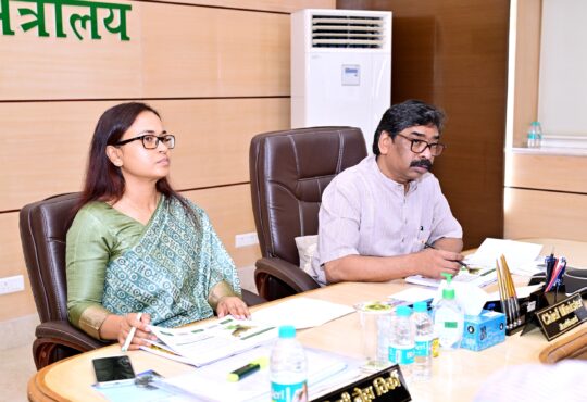 मुख्यमंत्री हेमन्त सोरेन कृषि, पशुपालन एवं सहकारिता विभाग की समीक्षा बैठक में अधिकारियों के साथ।