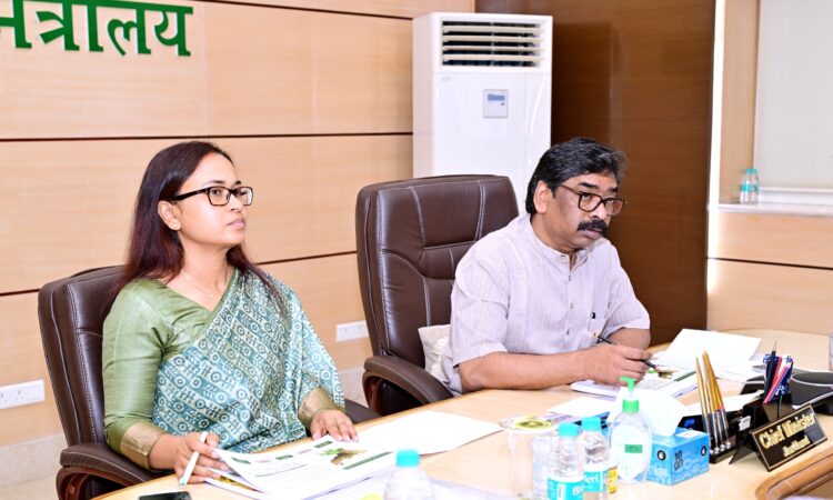 मुख्यमंत्री हेमन्त सोरेन कृषि, पशुपालन एवं सहकारिता विभाग की समीक्षा बैठक में अधिकारियों के साथ।