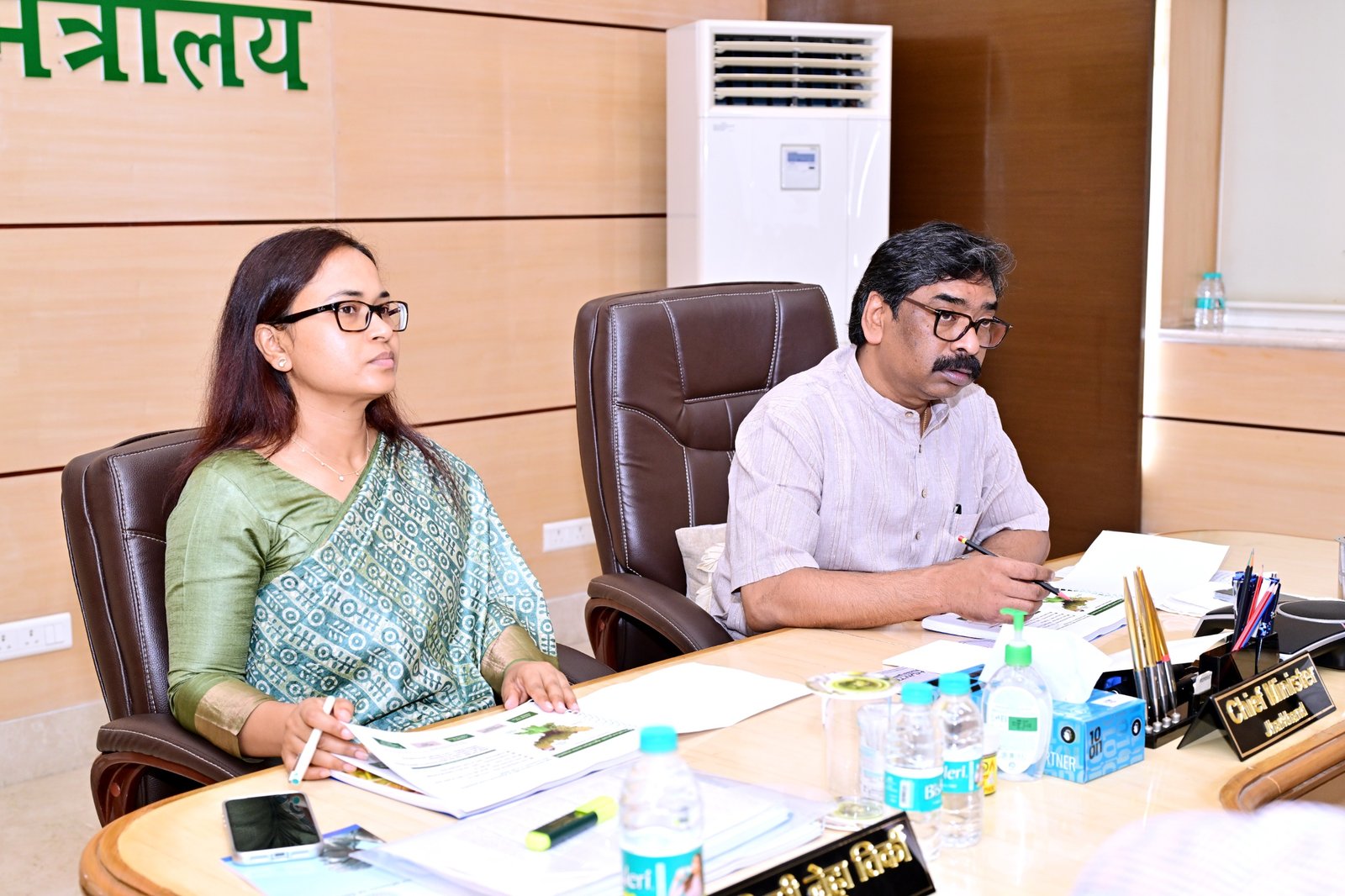 मुख्यमंत्री हेमन्त सोरेन कृषि, पशुपालन एवं सहकारिता विभाग की समीक्षा बैठक में अधिकारियों के साथ।