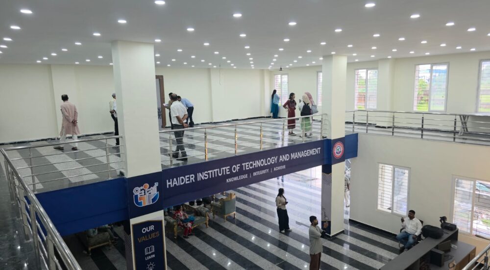 रांची के HITM में आयोजित राष्ट्रीय स्तर की फैकल्टी चयन प्रक्रिया में IIT पटना और BIT मेसरा के विशेषज्ञ इंटरव्यू लेते हुए