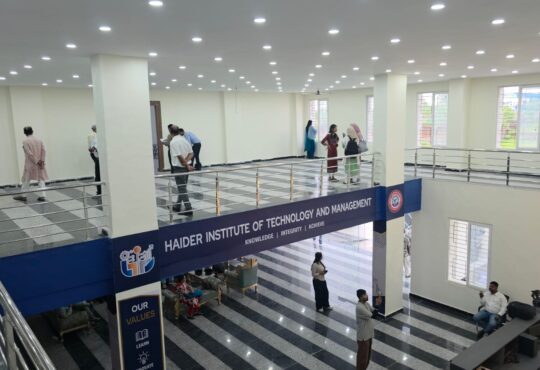 रांची के HITM में आयोजित राष्ट्रीय स्तर की फैकल्टी चयन प्रक्रिया में IIT पटना और BIT मेसरा के विशेषज्ञ इंटरव्यू लेते हुए