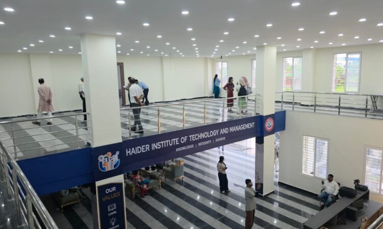 रांची के HITM में आयोजित राष्ट्रीय स्तर की फैकल्टी चयन प्रक्रिया में IIT पटना और BIT मेसरा के विशेषज्ञ इंटरव्यू लेते हुए