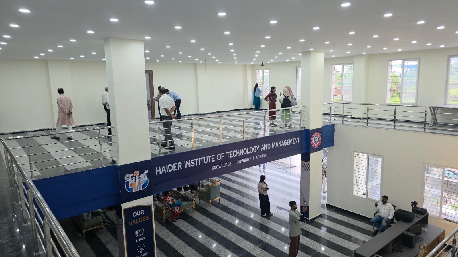 रांची के HITM में आयोजित राष्ट्रीय स्तर की फैकल्टी चयन प्रक्रिया में IIT पटना और BIT मेसरा के विशेषज्ञ इंटरव्यू लेते हुए