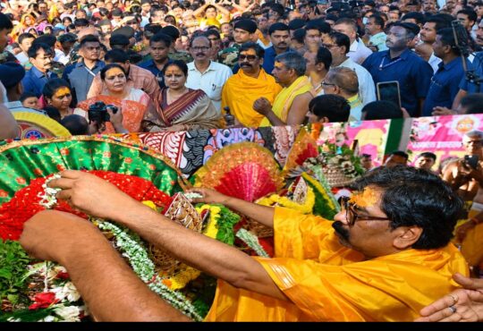 रांची के ऐतिहासिक जगन्नाथपुर रथयात्रा महोत्सव 2026 में उमड़ी श्रद्धालुओं की भारी भीड़।