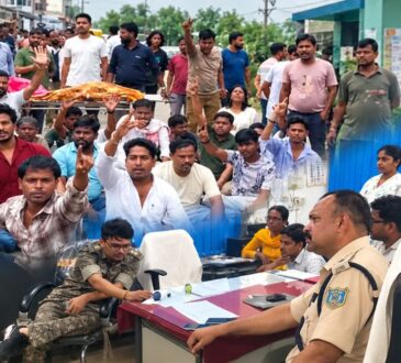 जामताड़ा सदर अस्पताल में तोड़फोड़ के बाद जांच करती पुलिस और अस्पताल परिसर का दृश्य