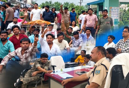 जामताड़ा सदर अस्पताल में तोड़फोड़ के बाद जांच करती पुलिस और अस्पताल परिसर का दृश्य