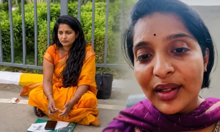 टेक महिंद्रा कर्मचारी द्वारा नौकरी से निकाले जाने के आरोप के बाद कंपनी परिसर के बाहर प्रदर्शन।