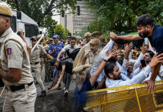 जंतर-मंतर पर CJP के संसद मार्च के दौरान प्रदर्शन के बीच सुरक्षा में तैनात दिल्ली पुलिस और बंद मेट्रो स्टेशन।