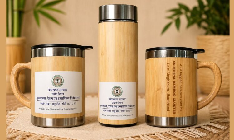 भारत टेक्स 2026 में प्रदर्शित झारखंड के बांस से निर्मित स्टील बोतल और मग का आकर्षक प्रदर्शन।