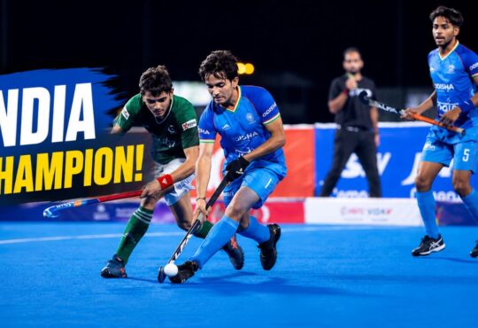 पाकिस्तान को 3-1 से हराकर Youth Hockey5s Asian Championship 2026 का खिताब जीतने के बाद ट्रॉफी के साथ भारतीय सब-जूनियर पुरुष हॉकी5s टीम।