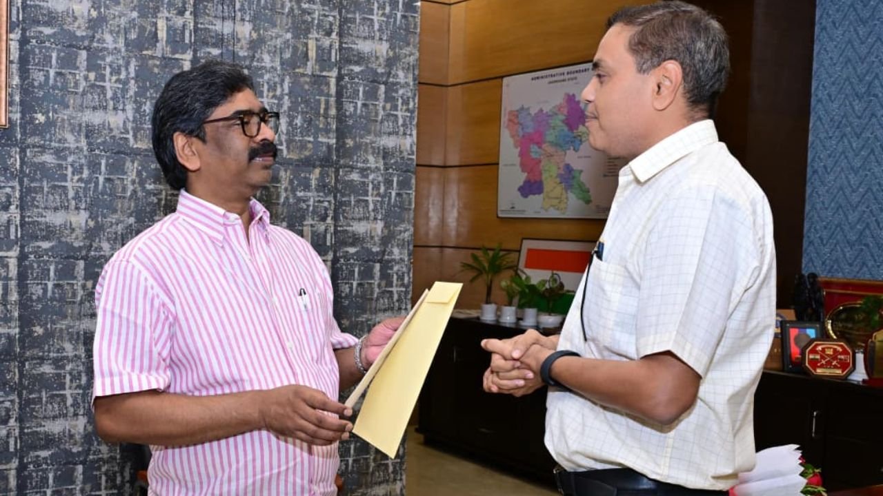 झारखंड मंत्रालय में मुख्यमंत्री हेमन्त सोरेन को दक्षिण पूर्व रेलवे रांची मंडल के डीआरएम के.एन. सिंह 17 जुलाई 2026 को होने वाले मुरी और पिस्का रेलवे स्टेशन उद्घाटन समारोह का निमंत्रण पत्र सौंपते हुए।
