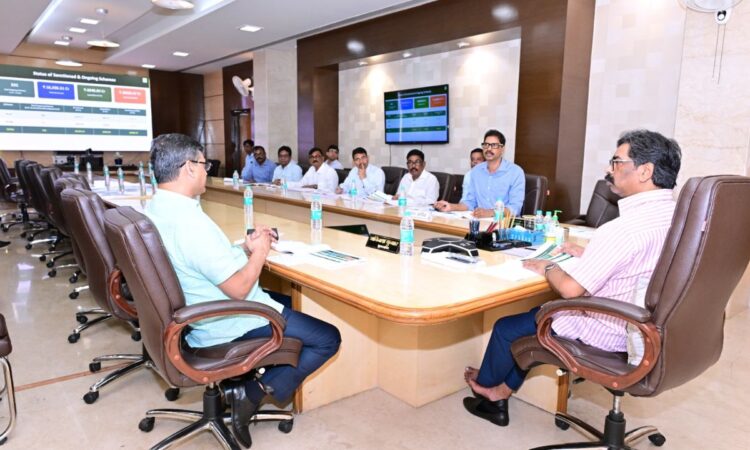 झारखंड मंत्रालय में पथ निर्माण विभाग की समीक्षा बैठक करते मुख्यमंत्री हेमन्त सोरेन