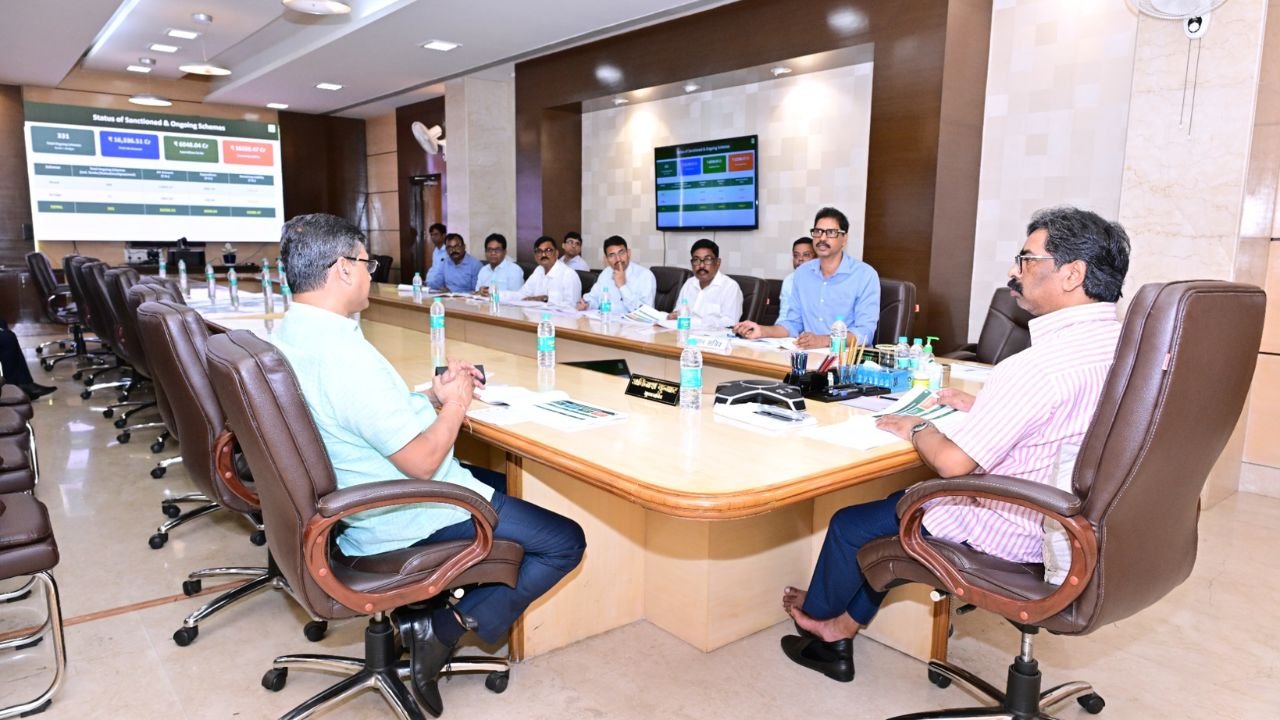 झारखंड मंत्रालय में पथ निर्माण विभाग की समीक्षा बैठक करते मुख्यमंत्री हेमन्त सोरेन
