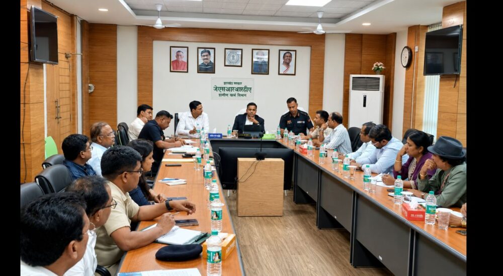 डूरंड कप 2026 की तैयारियों को लेकर रांची में आयोजित उच्चस्तरीय समीक्षा बैठक में विभिन्न विभागों के अधिकारी चर्चा करते हुए।