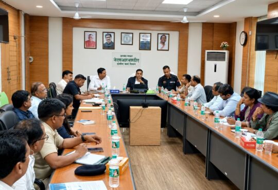 डूरंड कप 2026 की तैयारियों को लेकर रांची में आयोजित उच्चस्तरीय समीक्षा बैठक में विभिन्न विभागों के अधिकारी चर्चा करते हुए।