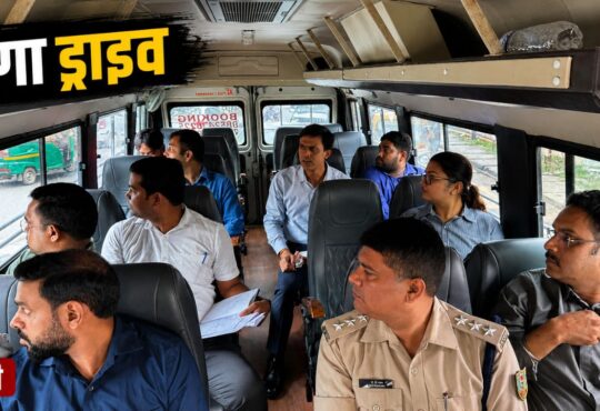 रांची नगर निगम के अधिकारी और पुलिस टीम शहर में प्रस्तावित मेगा ड्राइव से पहले मॉडल कॉरिडोर का निरीक्षण करते हुए बस के अंदर बैठक और ऑन-रोड सर्वे करते हुए।