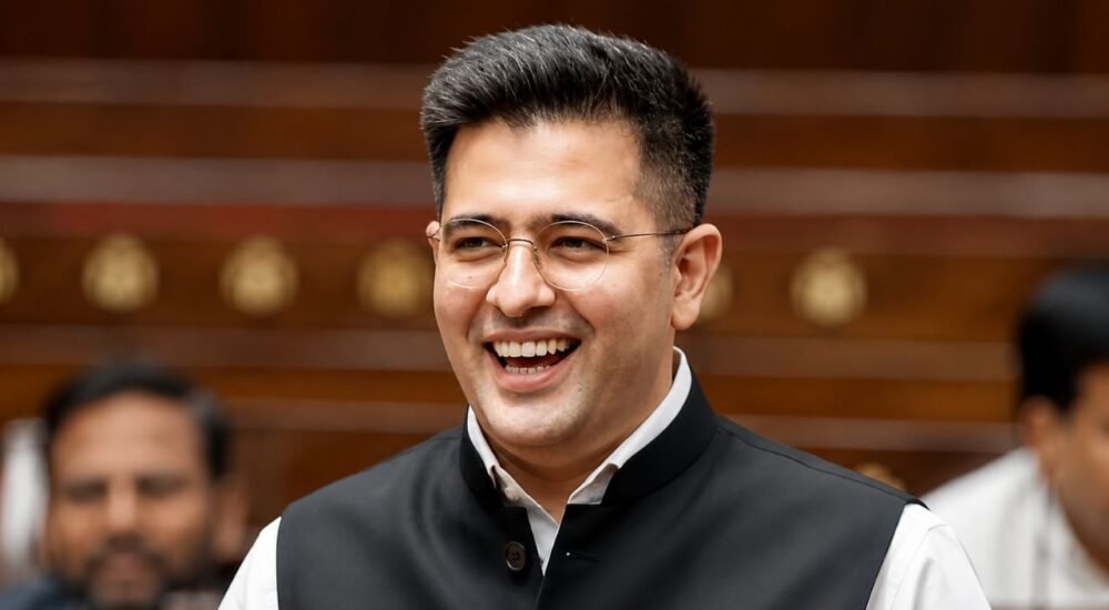 राज्यसभा परिसर में मुस्कुराते हुए बीजेपी सांसद राघव चड्ढा, एंटी-पेपर लीक बिल पर दिए गए अपने पहले बड़े भाषण के बाद।