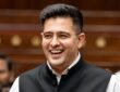 राज्यसभा परिसर में मुस्कुराते हुए बीजेपी सांसद राघव चड्ढा, एंटी-पेपर लीक बिल पर दिए गए अपने पहले बड़े भाषण के बाद।
