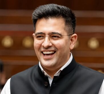 राज्यसभा परिसर में मुस्कुराते हुए बीजेपी सांसद राघव चड्ढा, एंटी-पेपर लीक बिल पर दिए गए अपने पहले बड़े भाषण के बाद।