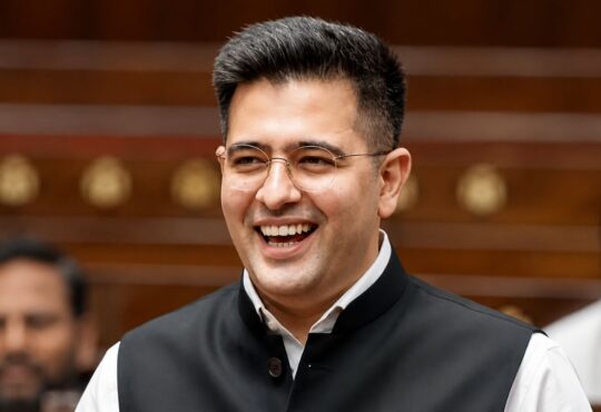 राज्यसभा परिसर में मुस्कुराते हुए बीजेपी सांसद राघव चड्ढा, एंटी-पेपर लीक बिल पर दिए गए अपने पहले बड़े भाषण के बाद।