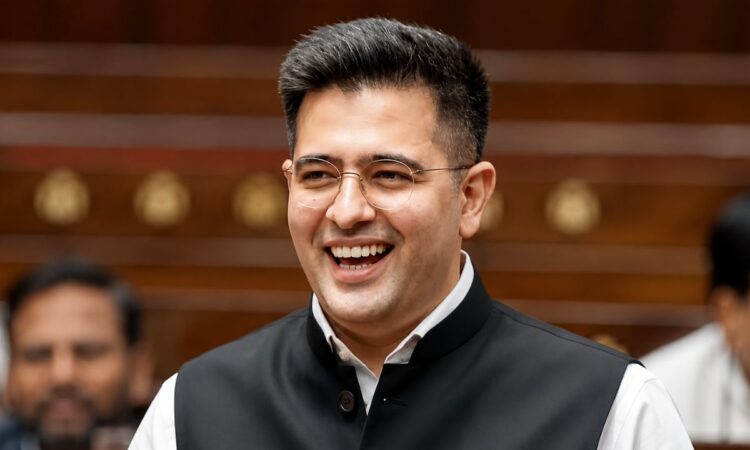 राज्यसभा परिसर में मुस्कुराते हुए बीजेपी सांसद राघव चड्ढा, एंटी-पेपर लीक बिल पर दिए गए अपने पहले बड़े भाषण के बाद।