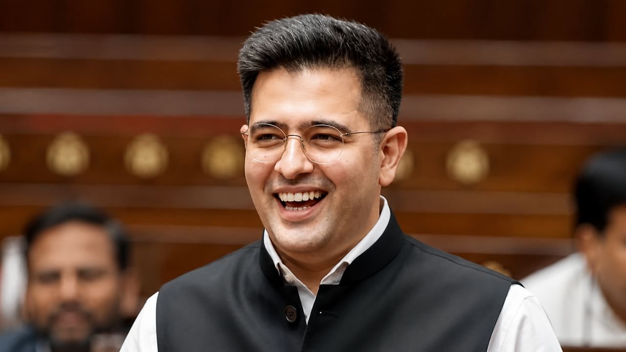 राज्यसभा परिसर में मुस्कुराते हुए बीजेपी सांसद राघव चड्ढा, एंटी-पेपर लीक बिल पर दिए गए अपने पहले बड़े भाषण के बाद।