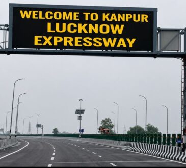 लखनऊ-कानपुर एक्सप्रेसवे का प्रवेश द्वार और हाई-स्पीड मल्टीलेन सड़क