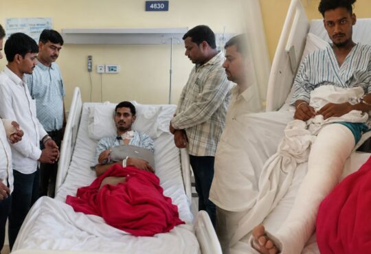सिवान में नीट पेपर लीक प्रदर्शन के दौरान गोली लगने से घायल युवकों का अस्पताल में इलाज