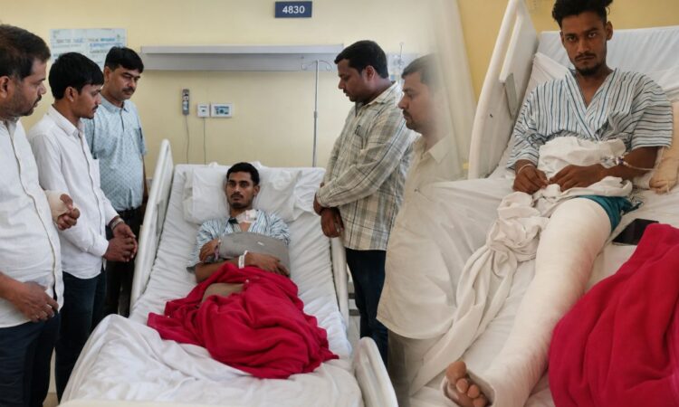 सिवान में नीट पेपर लीक प्रदर्शन के दौरान गोली लगने से घायल युवकों का अस्पताल में इलाज