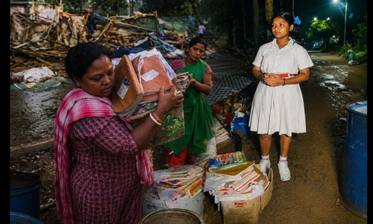 रांची में बुलडोजर कार्रवाई के बाद मलबे के बीच अपनी किताबें संभालती छात्रा लक्ष्मी मुंडा और उसका परिवार।