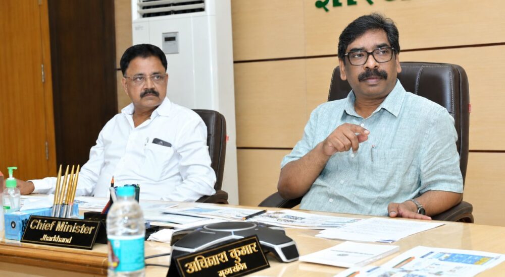 उच्च एवं तकनीकी शिक्षा विभाग की समीक्षा बैठक में अधिकारियों के साथ मुख्यमंत्री हेमंत सोरेन