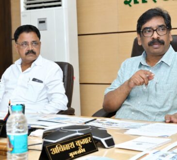 उच्च एवं तकनीकी शिक्षा विभाग की समीक्षा बैठक में अधिकारियों के साथ मुख्यमंत्री हेमंत सोरेन