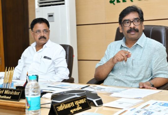 उच्च एवं तकनीकी शिक्षा विभाग की समीक्षा बैठक में अधिकारियों के साथ मुख्यमंत्री हेमंत सोरेन