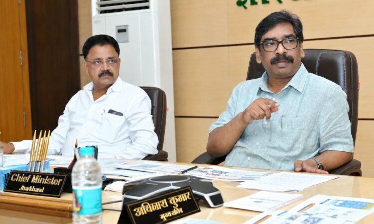 उच्च एवं तकनीकी शिक्षा विभाग की समीक्षा बैठक में अधिकारियों के साथ मुख्यमंत्री हेमंत सोरेन