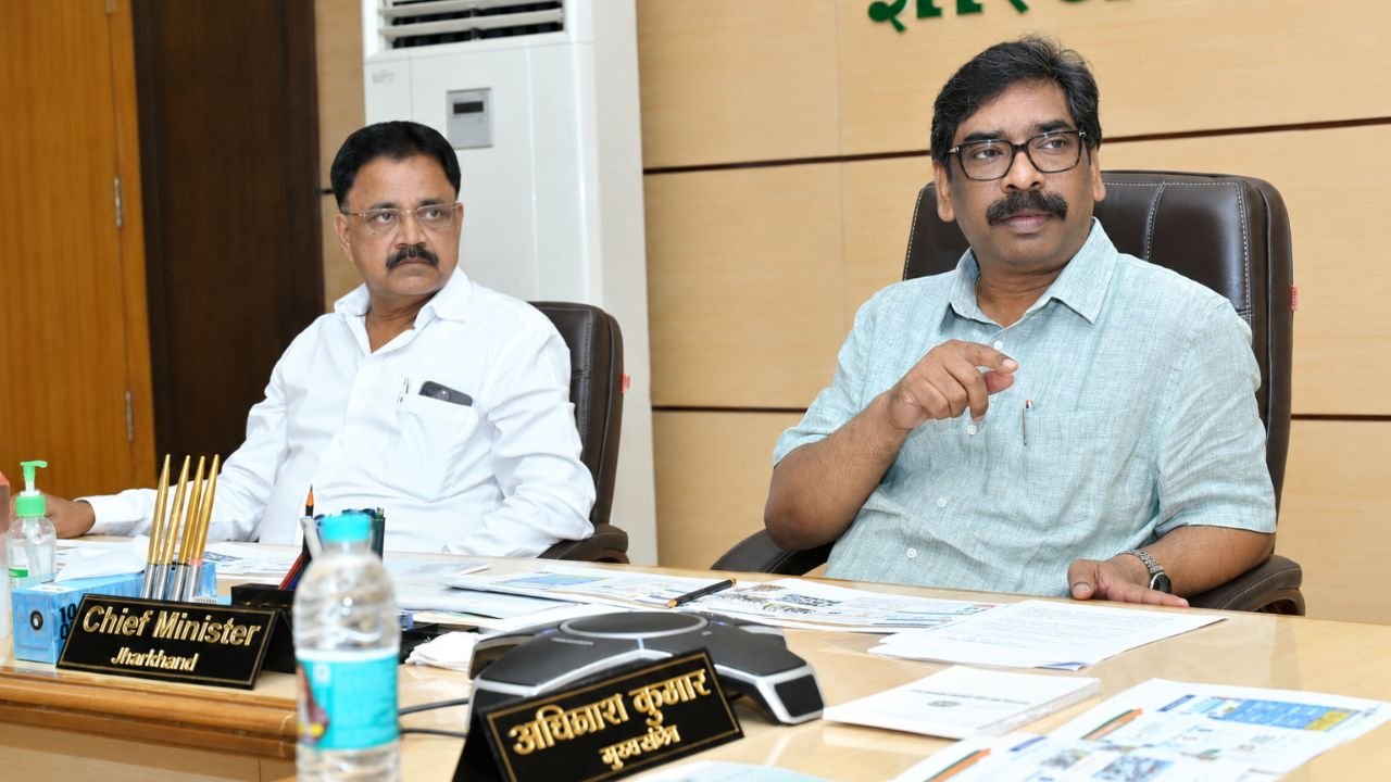 उच्च एवं तकनीकी शिक्षा विभाग की समीक्षा बैठक में अधिकारियों के साथ मुख्यमंत्री हेमंत सोरेन