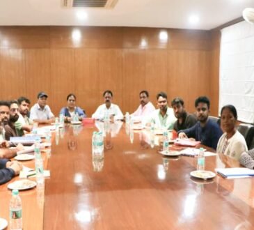 रांची स्थित राज्य अतिथि गृह में JPSC-JSSC परीक्षा विवाद को लेकर झारखंड सरकार के मंत्रियों और छात्र प्रतिनिधियों के बीच हुई बैठक का दृश्य